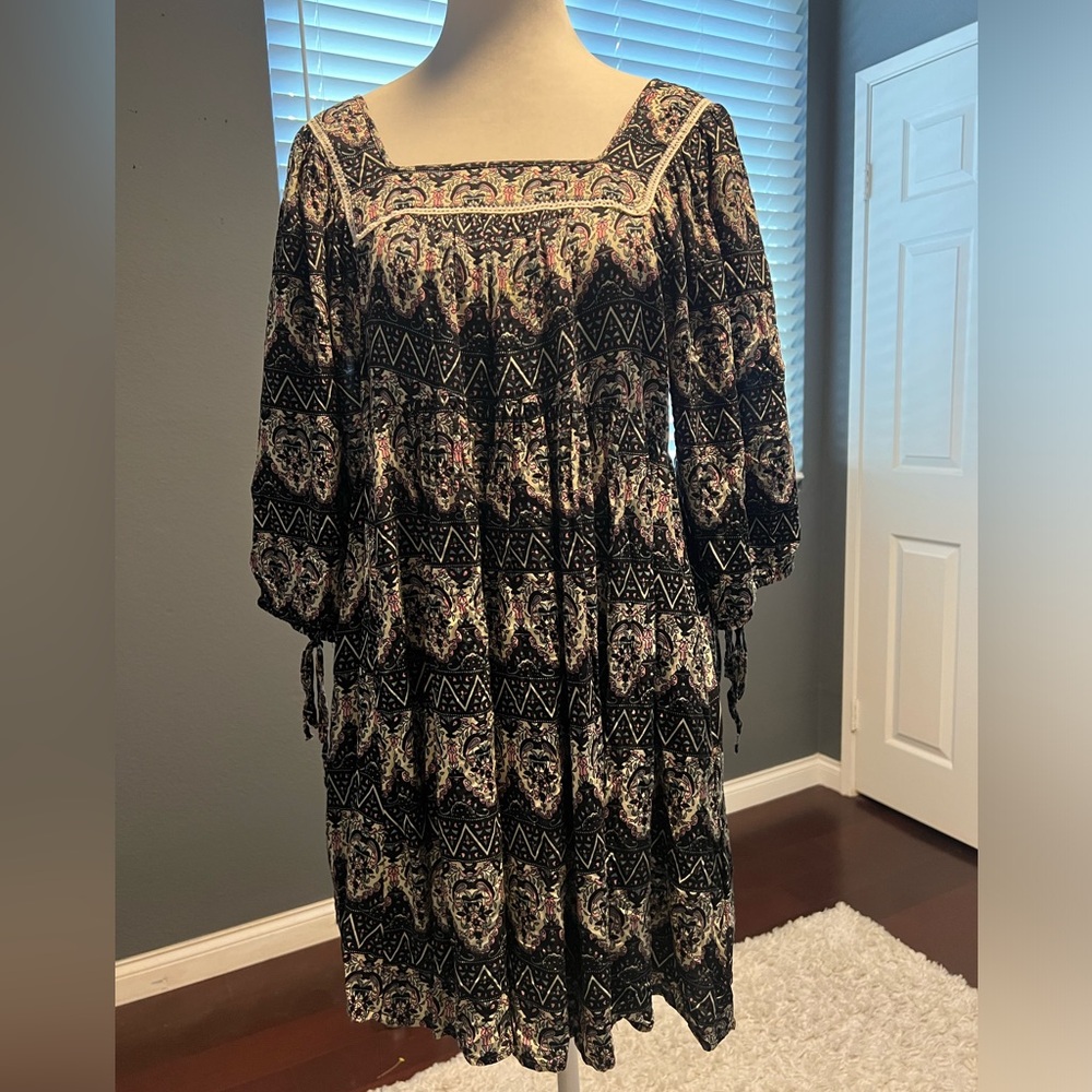 - Umgee paisley long sleeve dress with pockets. In EUC and tie up sleeves.